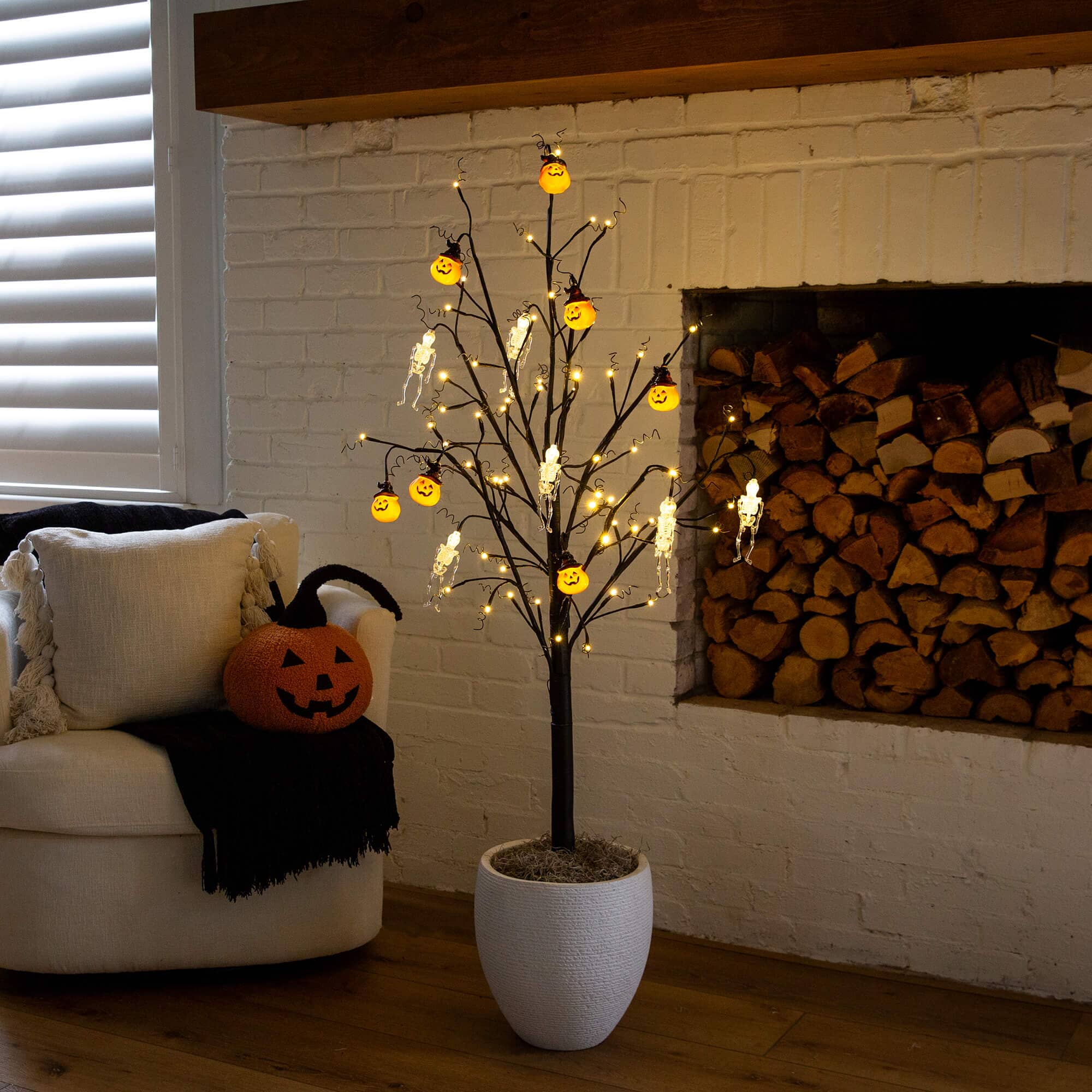 5' Pre-Lit Artificial Halloween Pumpkins and Skulls Ornament Tree with 72 Warm White LED Lights - Image 4