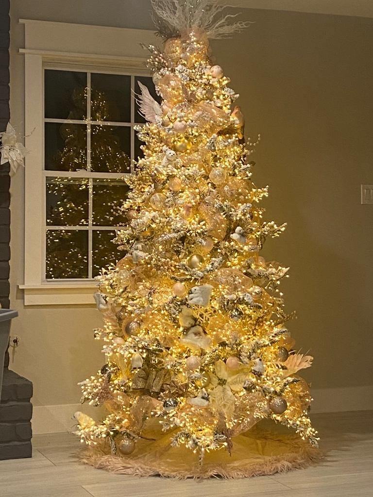 7.5' Flocked Grand Northern Rocky Fir Artificial Christmas Tree with 6672 Warm Cluster (Multifunction) LED Lights and 1071 Bendable Branches - Image 7